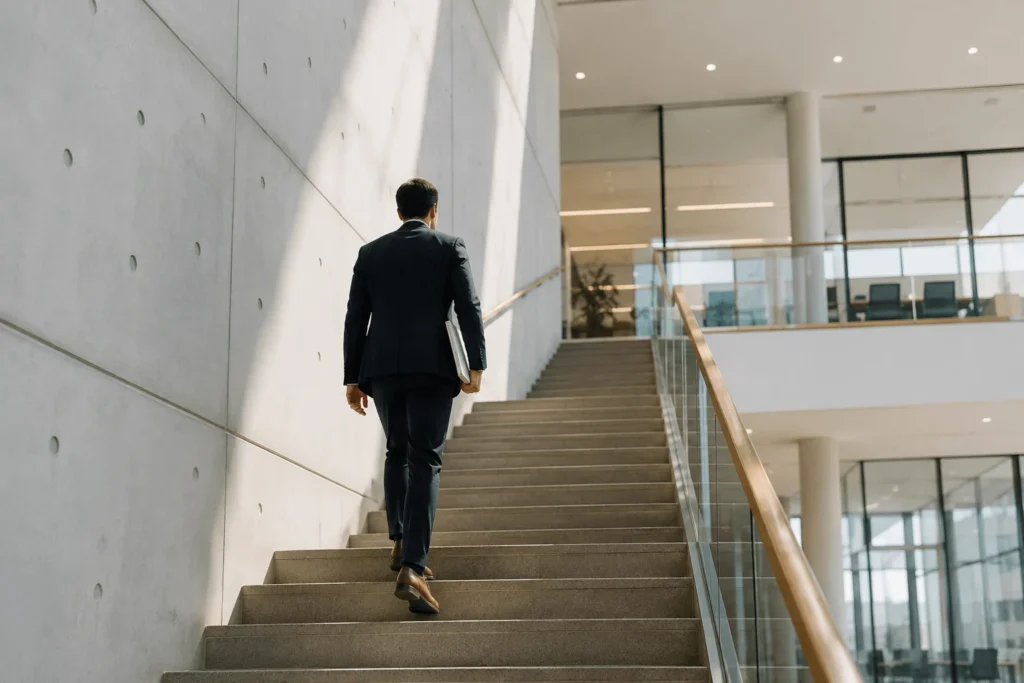Funcionario subiendo unas escaleras en un edificio administrativo