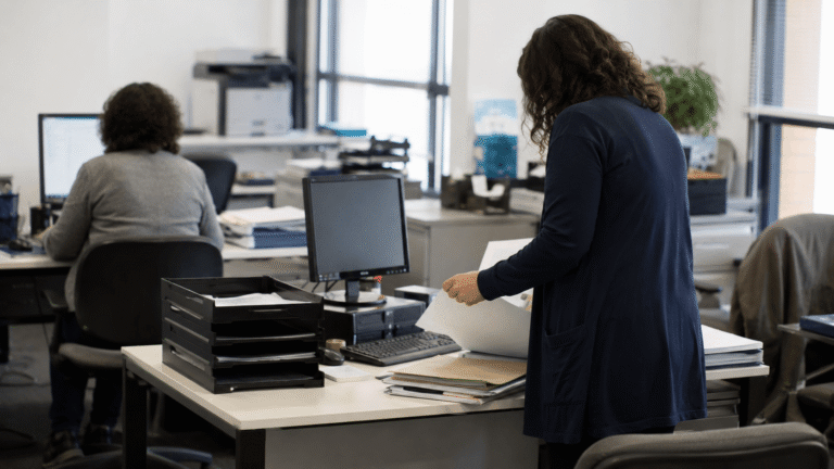 Puesto de trabajo administrativo en una oficina pública genérica