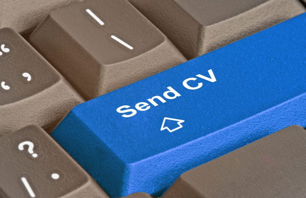 Cómo crear un CV adaptado a cada oferta con IA el prompt que te ayuda a optimizar tu candidatura