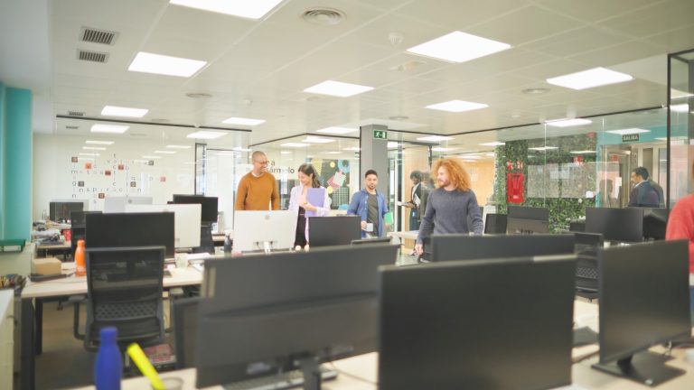 glosario fice colleagues entering the office as a group t 2024 04 16 17 59 32 utc