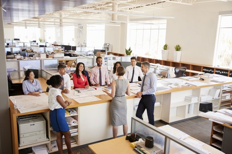 glosario nformal team meeting in an open plan office elev 2023 11 27 05 10 56 utc
