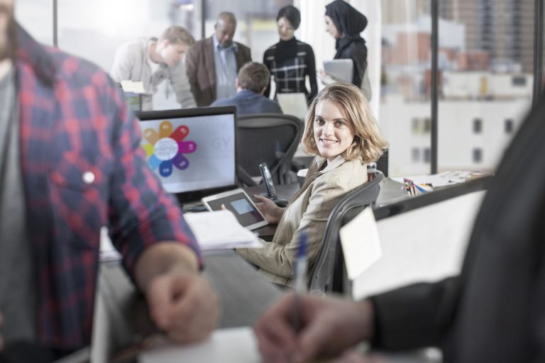 glosario ortrait of smiling woman in busy office 2023 11 27 05 11 49 utc