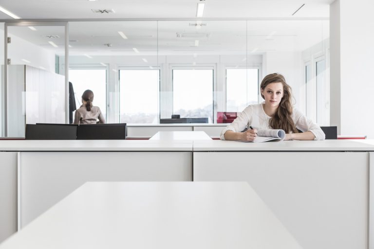 glosario sinesswomen working in office 2023 11 27 05 18 27 utc