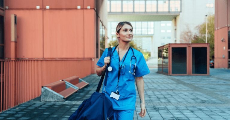 Consigue alguna de las 734 plazas de técnico en cuidados auxiliares de enfermería convocadas por el Servicio de Salud de C...