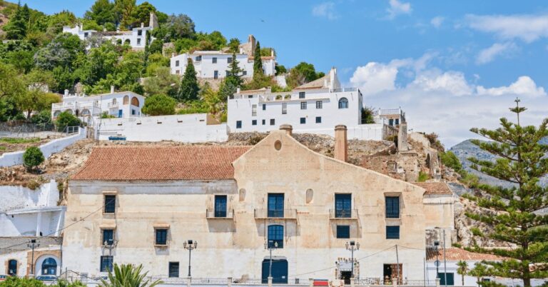 Pueblos que ofrecen trabajo y vivienda en 2025: oportunidades reales para una vida tranquila y sostenible en España