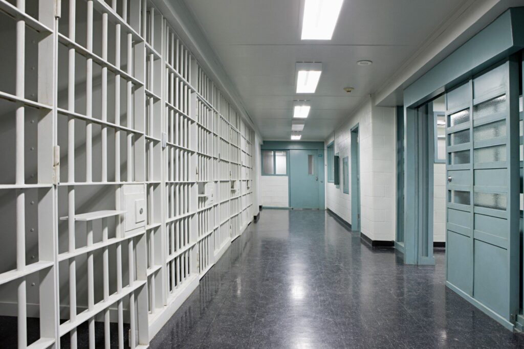 Oposiciones de Ayudante de Instituciones Penitenciarias: guía de las mejores academias