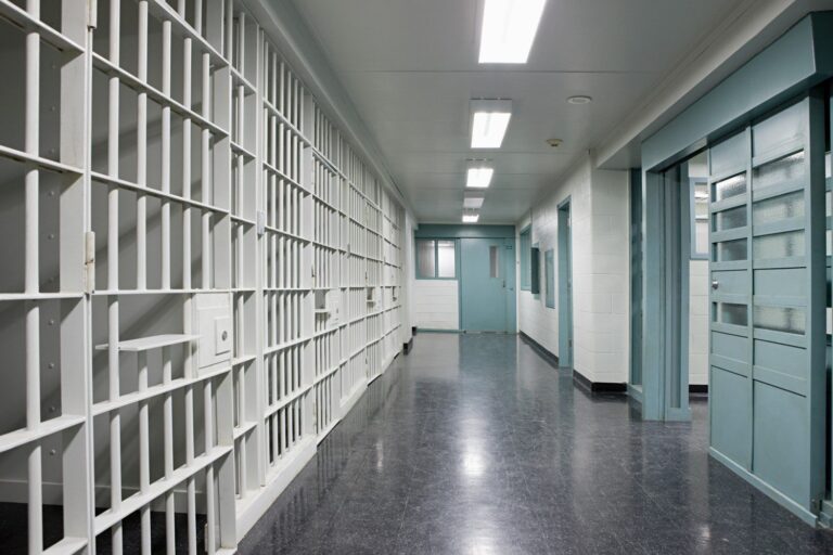 Oposiciones de Ayudante de Instituciones Penitenciarias: guía de las mejores academias